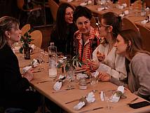 Gäste am Tisch im Sternensaal