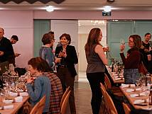 Gäste stehend und sitzend im Sternensaal