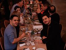 Gäste am Tisch sitzend im Sternensaal