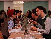 Gäste am Tisch mit Tischdeko im Sternensaal