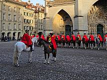 Dragoner in Formation vor dem Münster