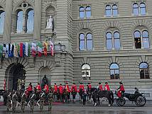 Die Stadtratsdelegation trifft vor dem Bundeshaus ein 