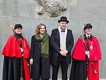 Stadtratspräsident und Vize-Stadtratspräsidentin flankiert von der Stadtratsweibelin und dem Stadtratsweibel