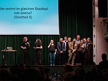 Fraktionspräsidien schauen von der Bühne in den Saal