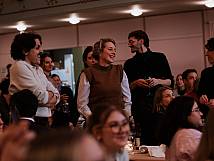 Gäst im Saal stehen auf, wenn sie die Quizz-Frage bejahen können