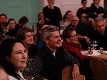 Gäste schauen sich die Quizz-Show auf der Bühne an