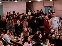 Alle Gäste, die im Grünen Bündnis sind, stehen von ihren Plätzen auf