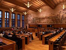 Eine diagonale Ansicht des Ratssaals im Berner Rathaus