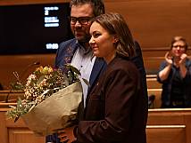 Der scheindende Präsident und die neu gewählte Präsidentin des Stadtrats