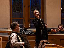 Milena Patagônia singt zur Wahl von Jelena Filipovic, begleitet von einem Akkordeonspieler 