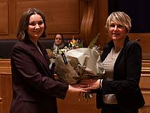 Die Präsidentin gratuliert der neu gewählten 1. Vizepräsidentin Béatrice Wertli