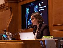 Die Präsidentin wartet auf das Abstimmungsresultat auf dem Bildschirm