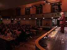 Die Stadtratspräsidentin und Gastgeberin begrüsst ihre Gäste von der Bühne aus