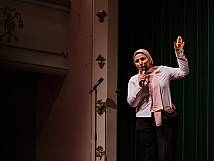 Eine Weggefährtin freuet sich über den Erfolg der Stadtratspräsidentin