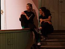 Organisatorinnen des Anlasses betrachten die Bühne von der Seite