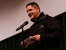 Janosh Weihermann überbringt die Glückwünsche der Fraktionen