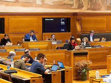 Diagonale Ansicht auf das Redepult mit Stadträtin