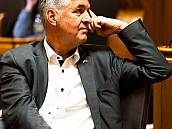 Direktor SUE Alec von Graffenried hört sich die Rede des Ratspräsidenten an