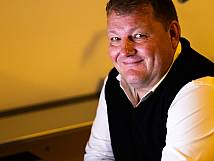 Stadtratsmitglied im Rathaus vor einem Laptop