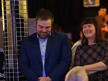 Stadtratspräsident Tom Berger nimmt die Würdigung neben der Bühne entgegen