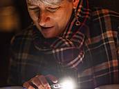 Stadträtin beim Lösen einer Frage zum Pub-Quiz