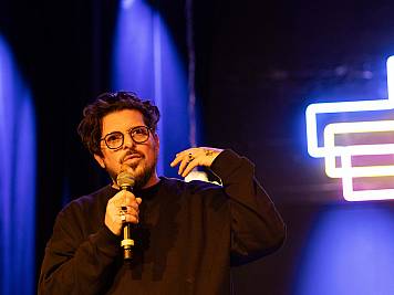 Einer der Gründer des Berner Sous Soul begrüsst die Gäste