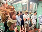 Besucher vor einem Kupferkessel in der Brauerei