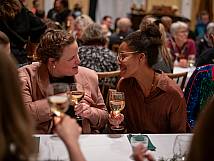 Die Stadträtinnen Denise Mäder und Yasmin Abdullahi beim Gespräch zu Tisch.