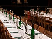 Aufnahme eines gedeckten Banketttisches.