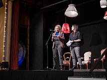 Die Stadträtinnen Lena Allenspach und Barbara Keller stehen auf der Bühne und halten eine Ansprache.