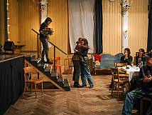 Lena Allenspach und Valentina Achermann umarmen sich. Barbara Keller steigt, mit einem Blumenstrauss in der Hand, die Treppe von der Bühne herunter.