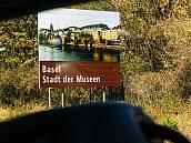 Ortsschild auf der Autobahn "Basel Stadt der Museen"