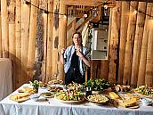 Bild des Buffets mit aufgetischten Speisen.