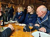 Die Stadtratspräsidentin Jelena Filipovic und weitere Besuchende zu Tisch.