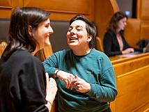 Die Stadträtinnen Lea Bill und Barbara Keller im Gespräch.