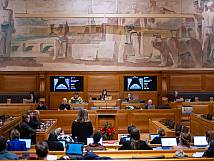 Aufnahme des Grossratssaals mit Stadtratspräsidium mittig unter dem grossen Wandbild.