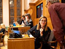 Ratssekretärin Nadja Bischoff im Gespräch mit Ratsweibel Mago Flück.