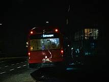 Der Extra-Bus von Bernmobil steht hinter dem Rathaus bereit. Er bringt die Stadtratsmitglieder vom Rathaus nach Wabern.