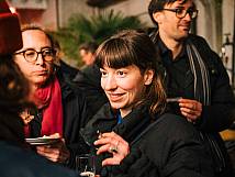 Stadträtin Anna Jegher beim Apéro mit Glas.