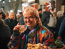 Stadträtin Ronja Rennenkampff mit Glas.