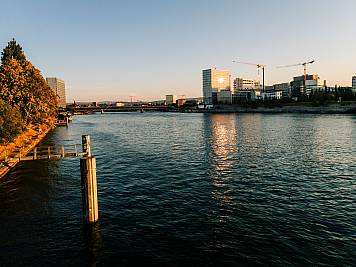 Der Rhein im Licht der untergehenden Sonne