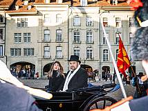 Tom Berger und Valentina Achermann im Fond der Kutsche, fotografiert zwischen zwei Dragonern